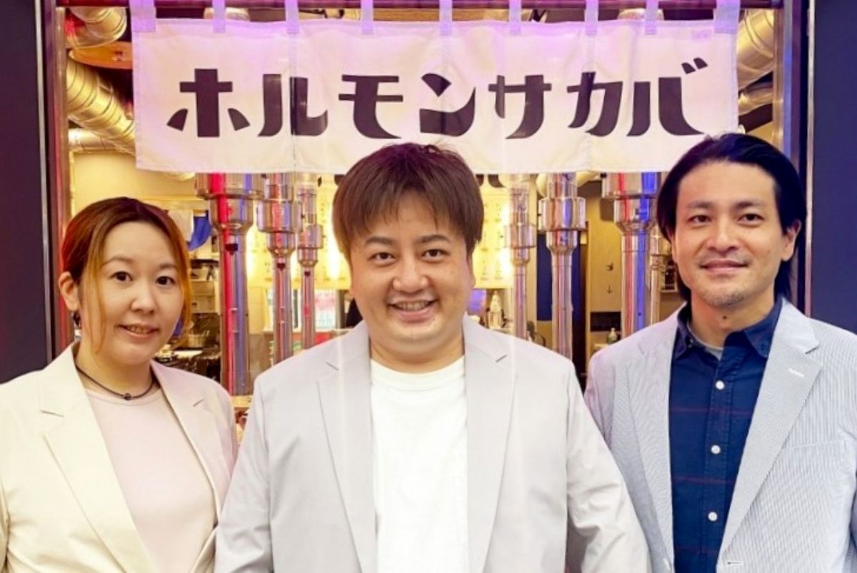 店の前に立つ経営メンバー
