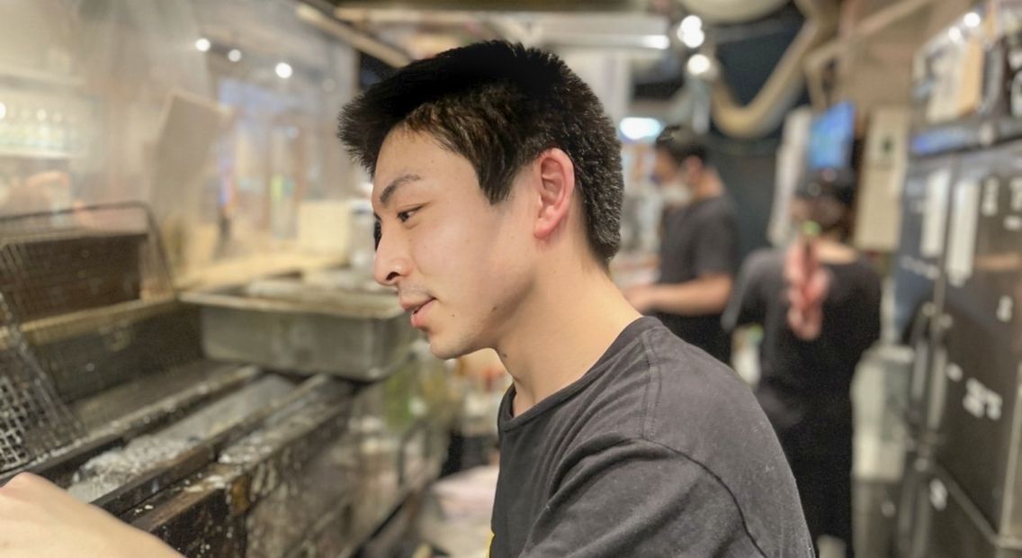 厨房で焼き場に立つスタッフ