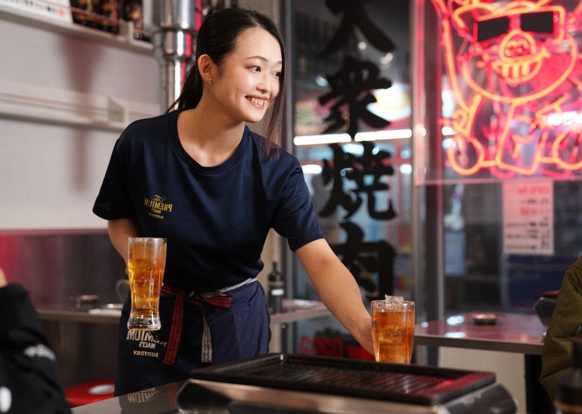 ビールを注ぐスタッフ